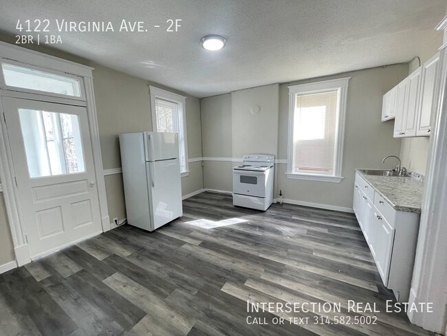 Building Photo - Gorgeous 2 Bedroom with Large Screened in ...