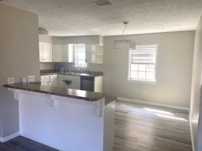 Building Photo - Beautiful home on quiet cul-de-sac! Very c...