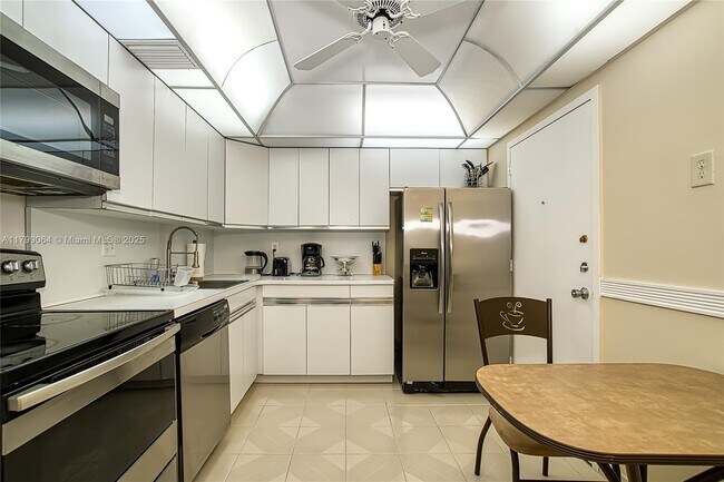Building Photo - 2030 S Ocean Dr