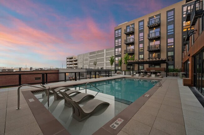 Building Photo - 610 400 W