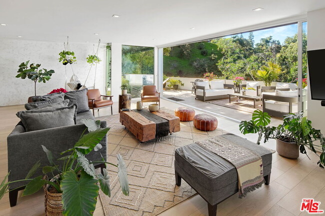 Building Photo - 2615 La Cuesta Dr