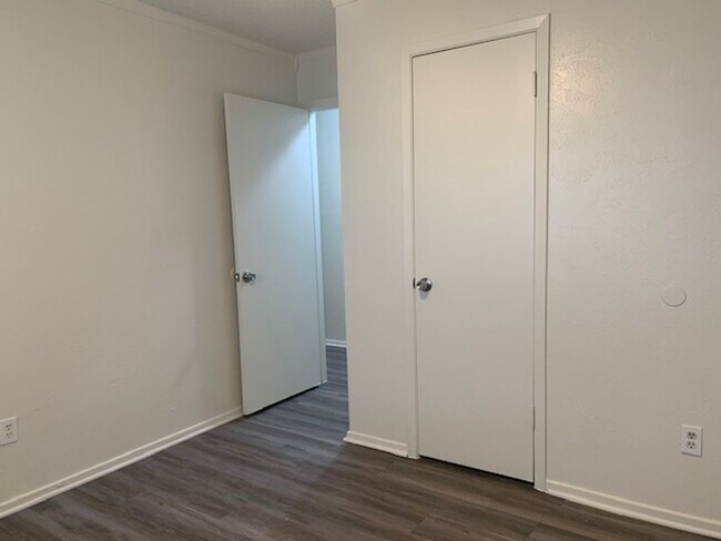 Building Photo - Move in ready! 3 Bedroom, 2 Full Bath Home...