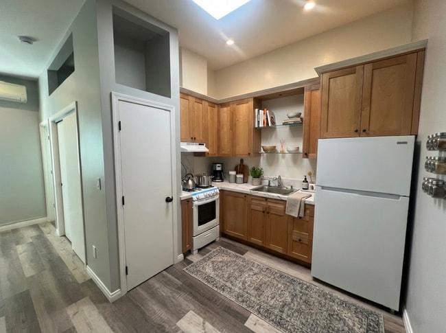 Building Photo - Beautiful, Single ADU located in Reseda! Ready for Move-In!