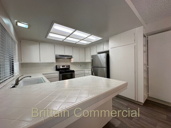 Building Photo - 6531 Lake Park Dr