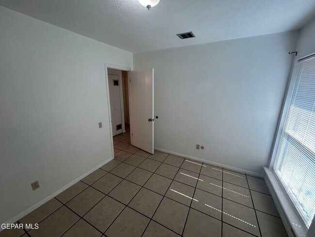 Building Photo - 3601 Okeefe Dr