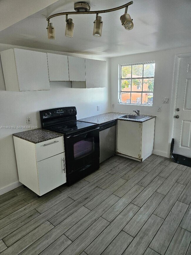 Building Photo - 1035 NW 5th St