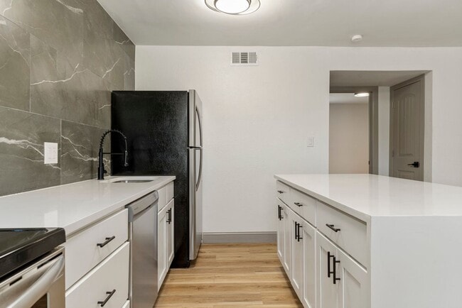 Building Photo - ONYX at 37th