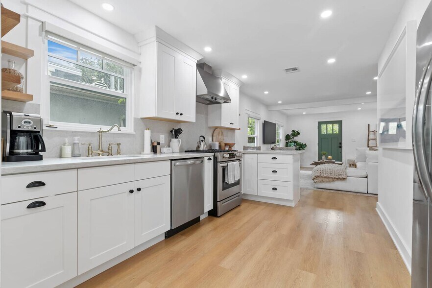 Building Photo - 1425 Cabrillo Ave