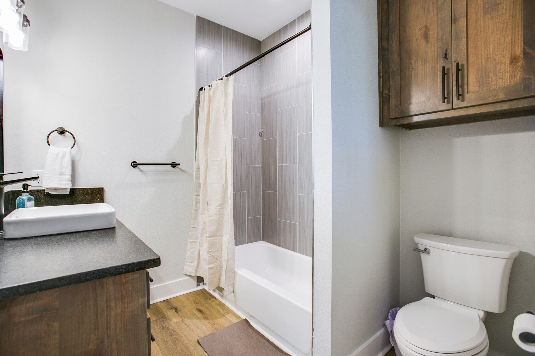 Building Photo - 1009 Holiday Dr