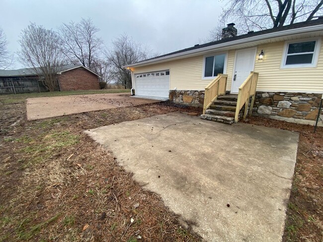 Building Photo - FOR LEASE- 3 BEDROOM, 2 BATH SINGLE FAMILY...