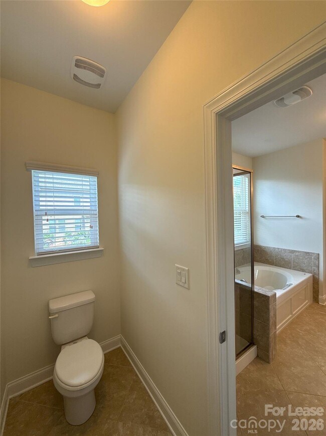 Building Photo - 1019 Dunhill Ln