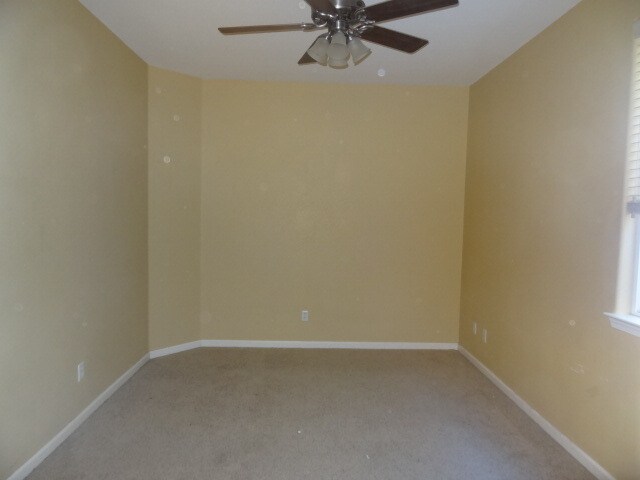 Building Photo - Huge home in Elk Grove