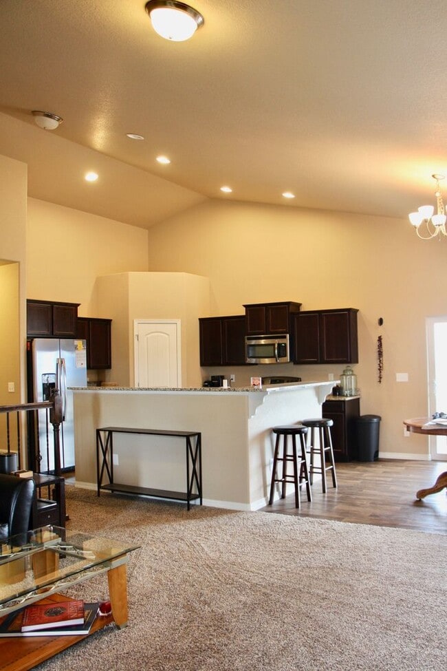 Building Photo - 6 Bed/3 Bath Rancher Close to to the North Side Hospitals