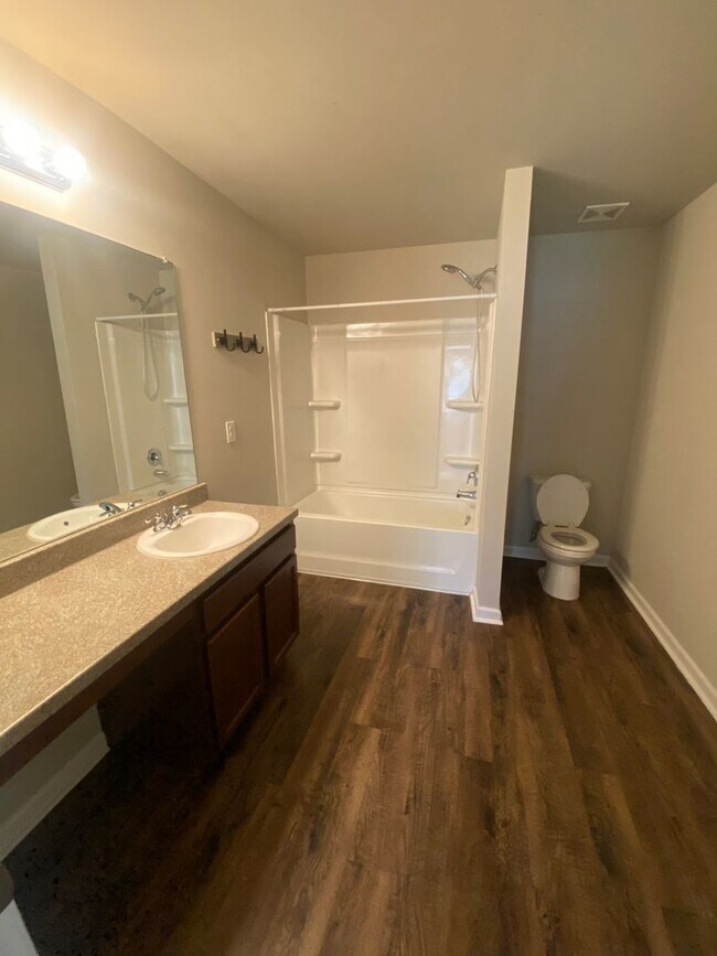 Building Photo - Spacious 3BR/2BA Home with Garage