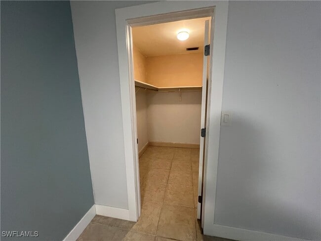 Building Photo - 858 Rose Way