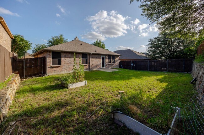 Building Photo - Great curb appeal from the mature shade tr...