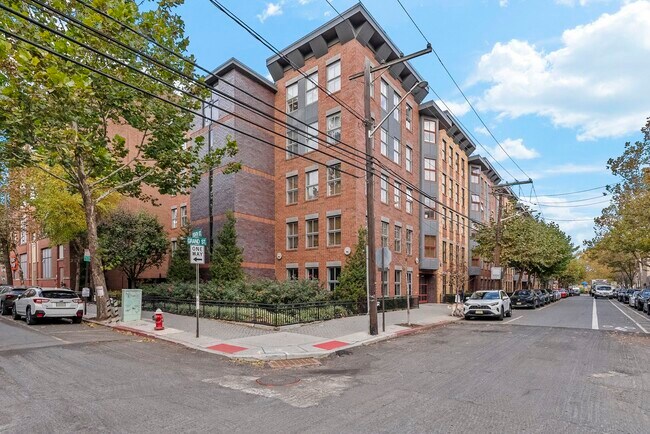 Building Photo - 812 Grand St