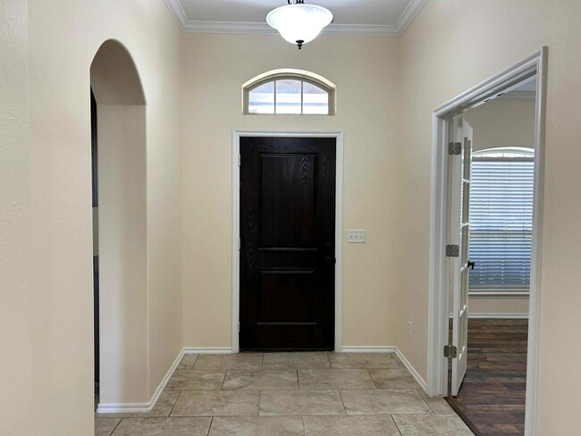 Building Photo - Elegant Living in the Heart of OKC – Impec...