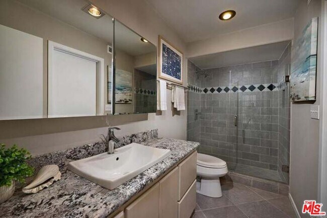 Building Photo - 2552 Navarra Dr