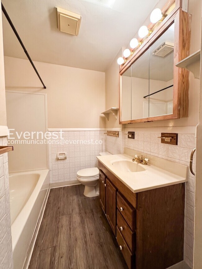 Building Photo - 3 Bed, 2 Bath Home with Garage / Available Soon!