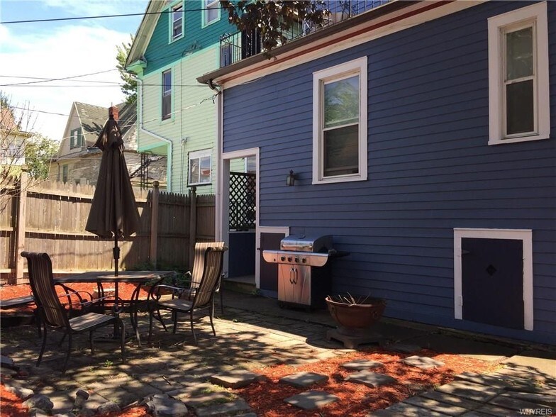 Building Photo - 496 W Ferry St