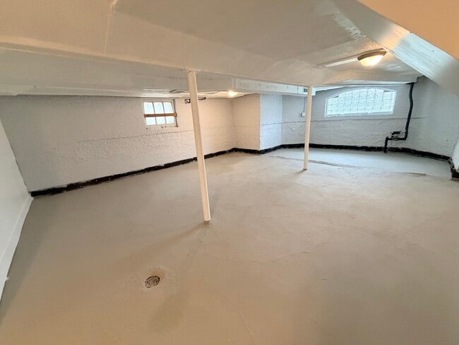 Building Photo - 13903 S State St