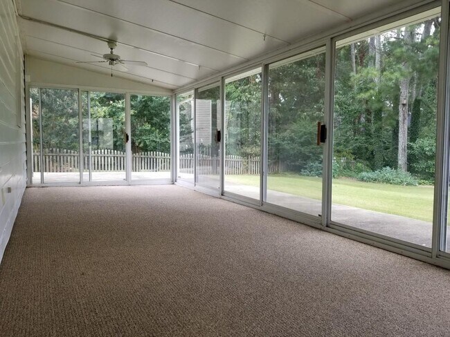 Building Photo - 10580 Stonepoint Pl