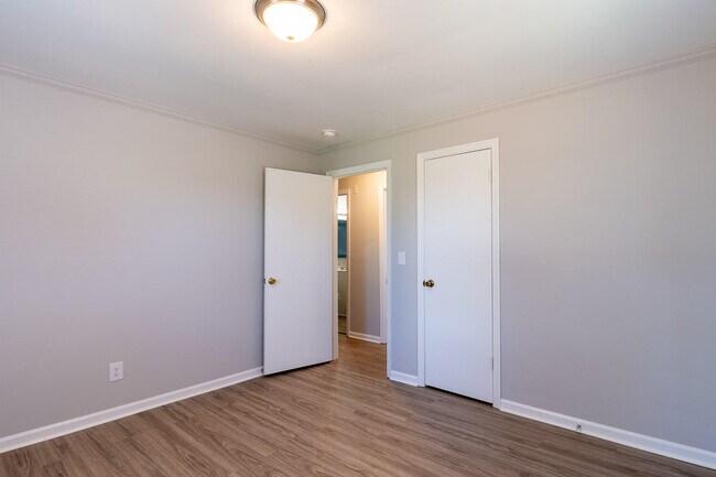 Building Photo - 1032 Bedford Dr