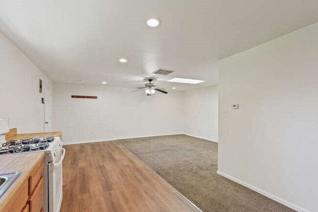 Building Photo - Super Cute 1 Bed, 1 Bath Carriage House!! ...