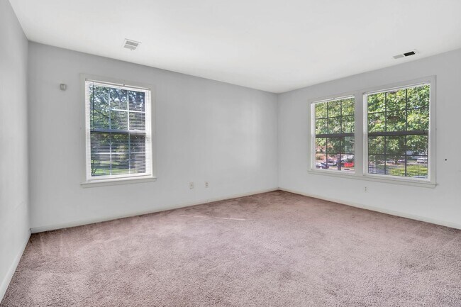 Building Photo - 302 Trinity Ct