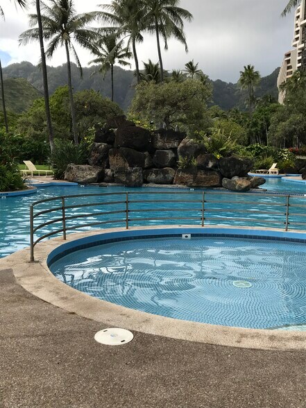 Multiple pools and hot tubes - 501 Hahaione St
