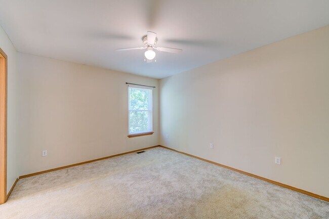 Building Photo - 650 Top Notch Ln