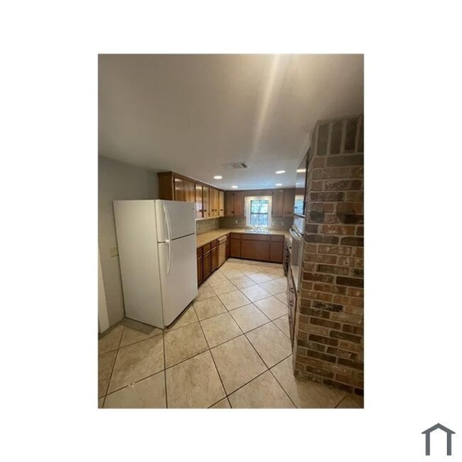 Building Photo - Discover your dream home in this beautifully renovated four-bedroom, two-bathroom house.