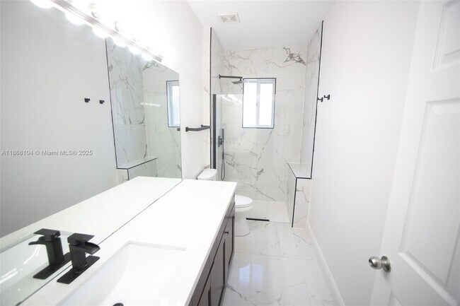 Building Photo - 1112 NE 41st Ave