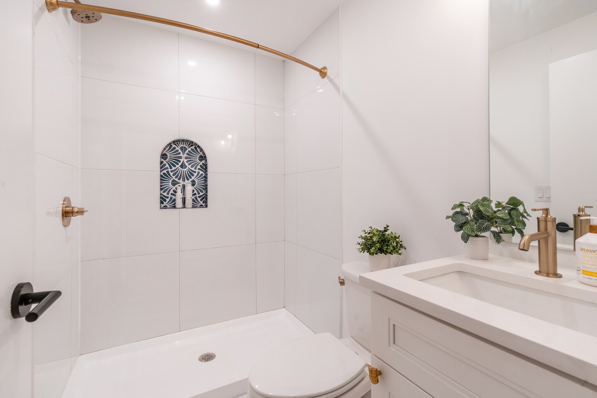 Building Photo - 1627 Fontain St