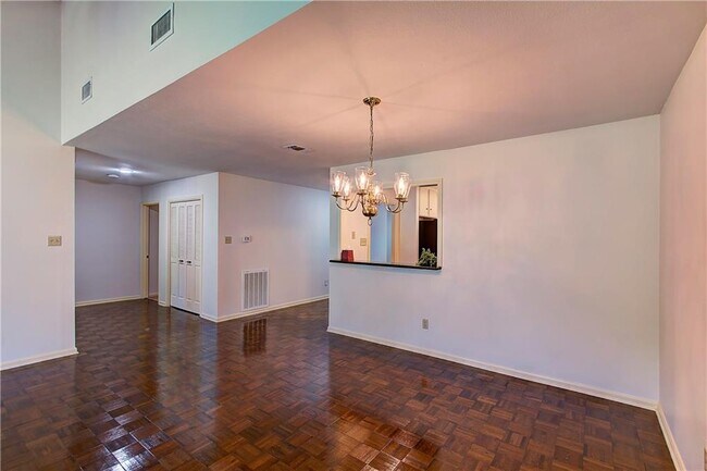 Building Photo - 11121 Pinehurst Dr
