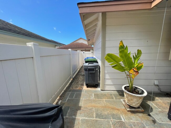 Building Photo - Newly renovated house in "Ewa Beach"