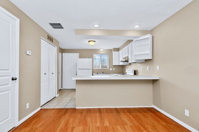 Building Photo - 2bed, 1.5 bath Duplex with Covered Carport & Fenced Yard!