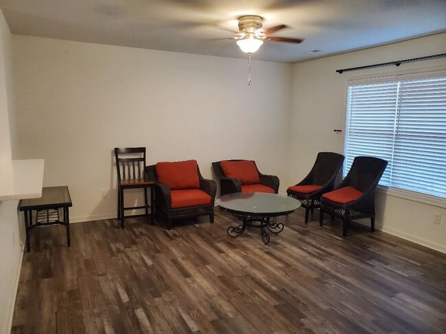 Building Photo - Beautiful 3BR/2BA Home in Hunters Lake – B...