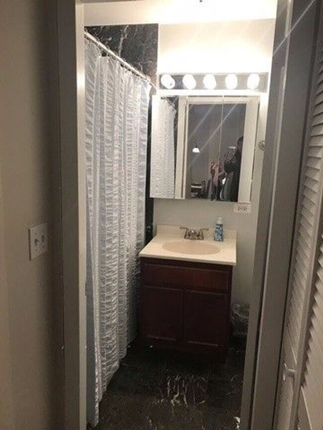 Building Photo - STREETERVILLE'S 1bed/1bath Available