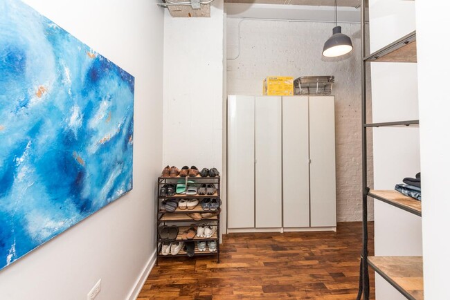Building Photo - 2 bedroom in Chicago IL 60605