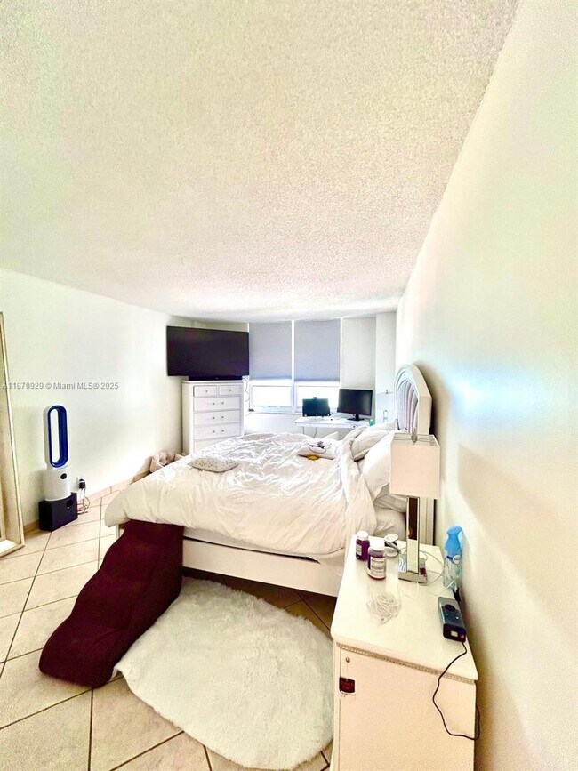 Building Photo - 3725 S Ocean Dr