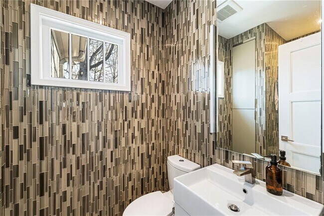 Building Photo - 212 Geneva St