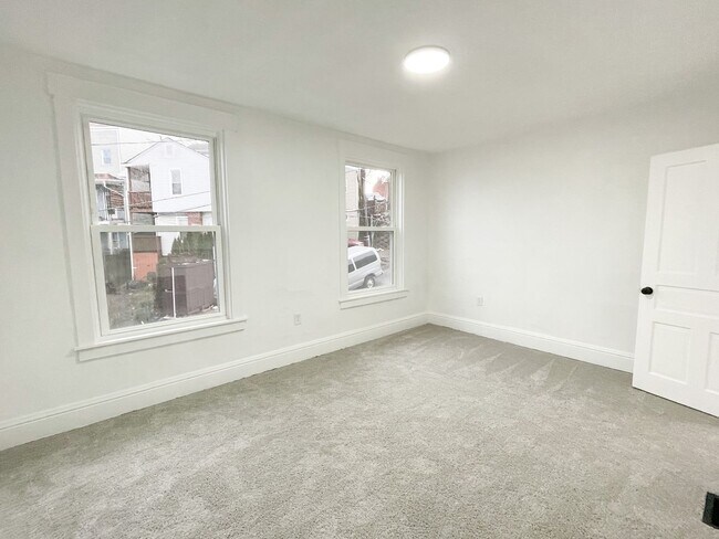 Building Photo - AVAILABLE MAY 2026 - Completely Renovated 2 Bedroom Home!