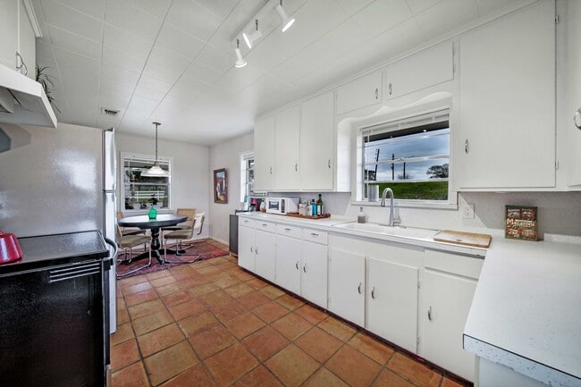 Building Photo - Meadow View Manor