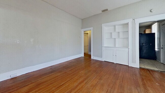 Building Photo - 5-Bedroom Home in Springfield!