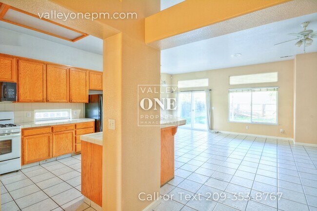 Building Photo - Charming 4 bedroom, 2 bath single story ho...