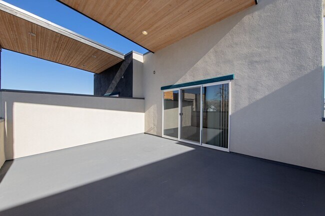 Building Photo - Downtown Executive Furnished Townhouse