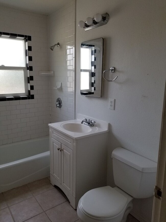 Building Photo - Near Franklin Park 2 br 1ba, stacked washer/dryer included.