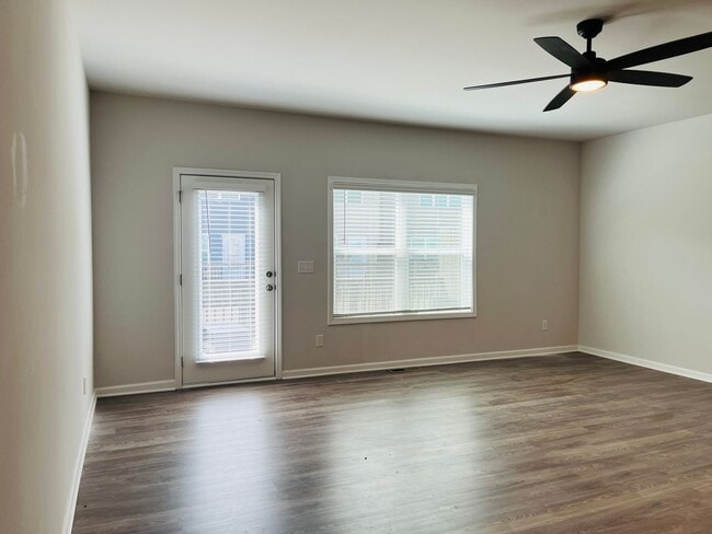 Building Photo - Stunning 3 bedroom, 3.5 bathroom townhome ...